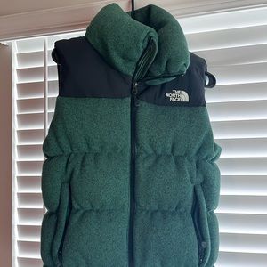 North Face extra plush puffy vest. Women’s size M, very warm! 700 down feather.